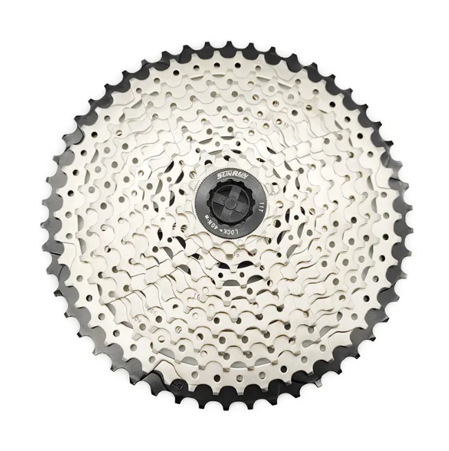 Jak použití slitinových materiálů v tomto MTB Bicycle Cassette Sprocket zlepšuje odolnost a výkon produktu?